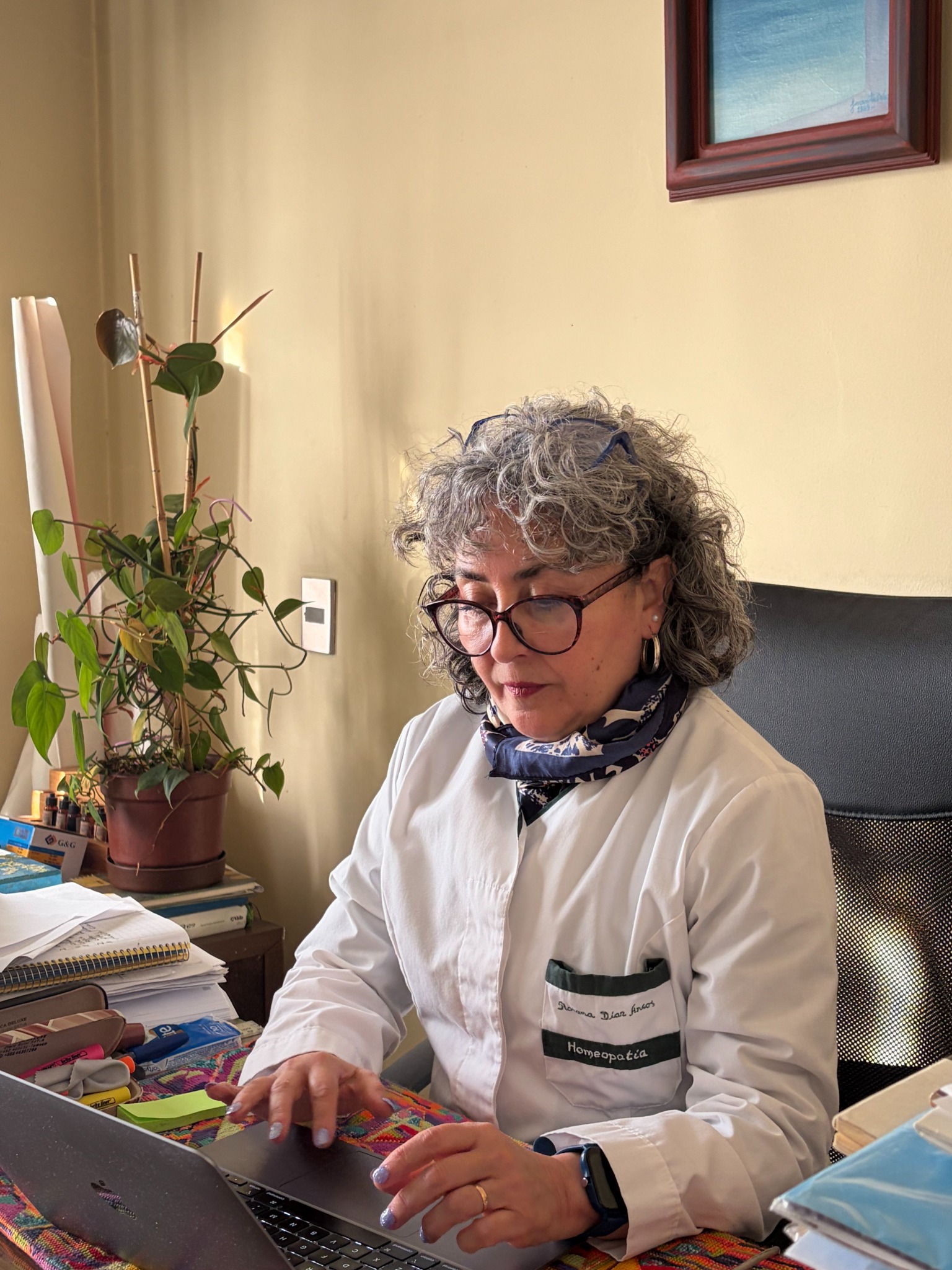 Roxana Díaz Arcos en su escritorio de consulta homeopática